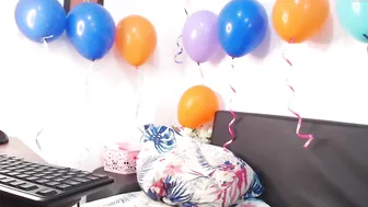 _huge_boobs_ebony magnificent prankster shows herself naked on the street