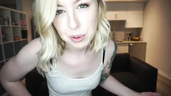 Mystie_Mae gorgeous blonde caresses boobs