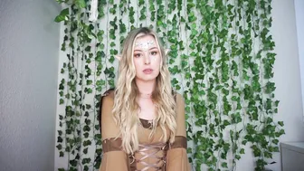 Mystie_Mae modest model posing in fries