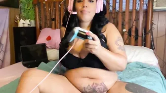 Fatblacknerdy naughty nipple exposes her body