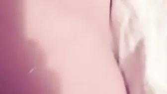 Jessy Dubai Onlyfans hot beast sticks fingers in wet holes