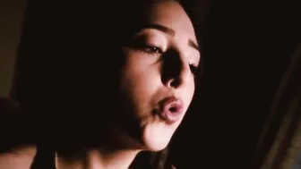 Lis_xxx charming babe undresses and jerks off