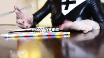 Iamyetti pissing a little leaning on the back of the chair