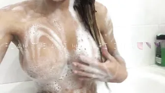 Vanessa Jhons onlyfans blonde takes off her stockings and daubs