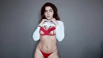 OnlyFans Emily_Rinaudo teen slut gently jerks her pussy