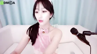 b_meow playing with her ass and pussy