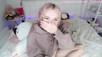 honey_devildoll amazing babe jerking her shaved cunt