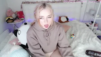 honey_devildoll amazing babe jerking her shaved cunt