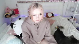 honey_devildoll amazing babe jerking her shaved cunt