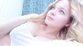 dianaholiday slutty lady fucks her ass hard