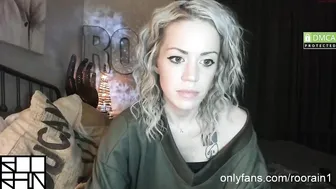 roorain hot brunette girl gently masturbates cunt