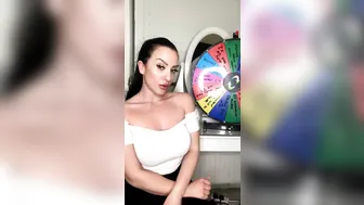 taramay69 shows her pussy on the chair