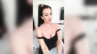 taramay69 black-haired nymph pulls pussy