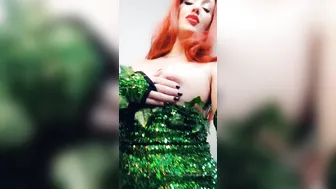 realangsommers playing with her big tits