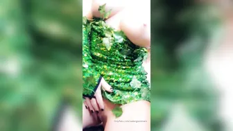 realangsommers playing with her big tits