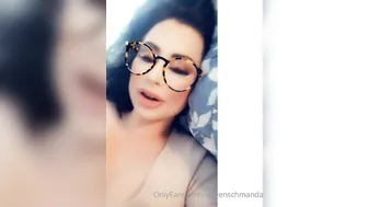 queenschmanda naughty  girl  fingering vagina in the shower