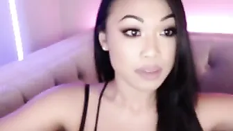 sincityvee Black-haired babe jerks off her cunt