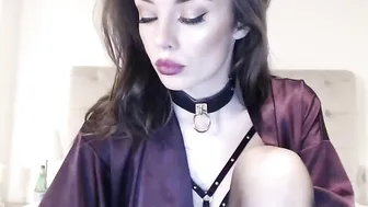 ohmymel Gorgeous babe licks dildo