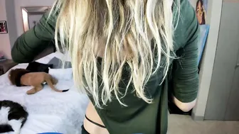 cutekat Luxurious lady gently masturbates pussy