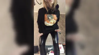 Sanguinar sweet babe masturbates on the bed