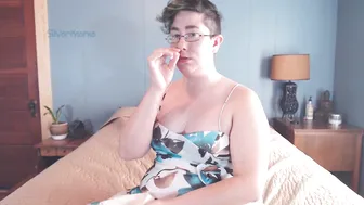 Silverthorne crazy lady fondles her cunt in panties