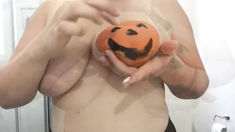 Kittywhite nude chick posing on the couch