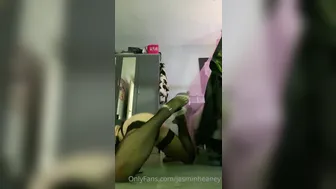 jasminheaney onlyfans pulls pussy to orgasm
