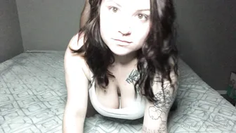 cumNrise busty blonde gently masturbates cunt