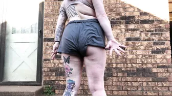 cumNrise naughty brunette fucks with a dildo