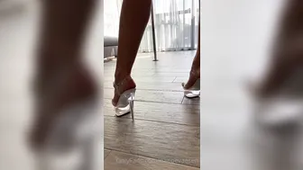 Nanoe_Vaesen dark haired bitch gently pulls pussy