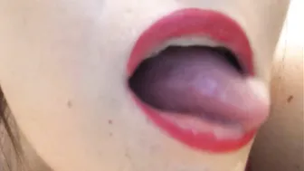 KallMeKrystal to the cute chick rubs her clit