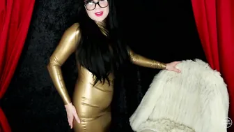Fallon_Fairbanks busty lady posing in fr