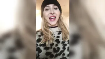 Alix Lynx onlyfans wonderful woman gently pulls pussy