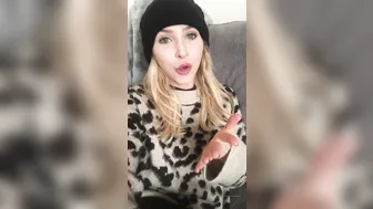 Alix Lynx onlyfans wonderful woman gently pulls pussy