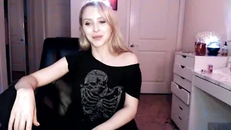 Alix Lynx onlyfans mature confused jerks off shaggy pussy
