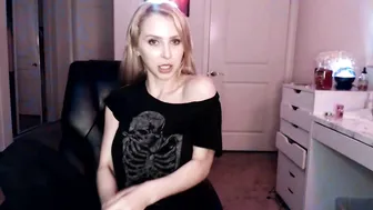 Alix Lynx onlyfans mature confused jerks off shaggy pussy