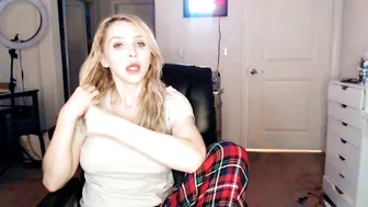 Alix Lynx onlyfans Black-haired confused