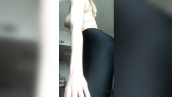 Alix Lynx onlyfans cute blonde in free chat