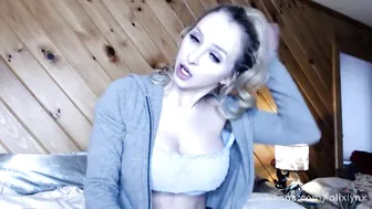 Alix Lynx onlyfans luxury skin fucks two holes