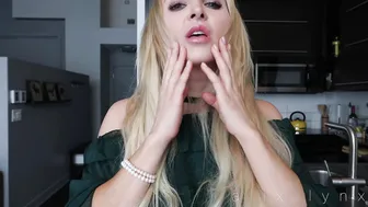 Alix Lynx onlyfans beauty squeezes cap