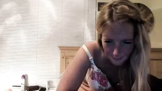 meetjena adult skin masturbates with fingers