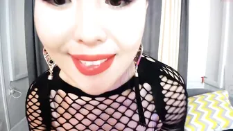 max_level beautiful lady gently masturbates pussy