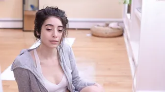 lizmreow sweet thing masturbates shaved cunt