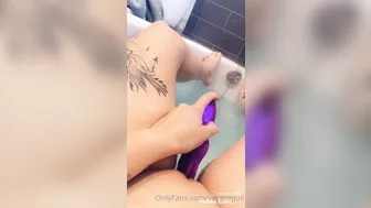 vannieguil dark haired babe fucks pussy