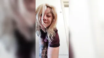 nayomisharpe gorgeous bitch strips and jerks off
