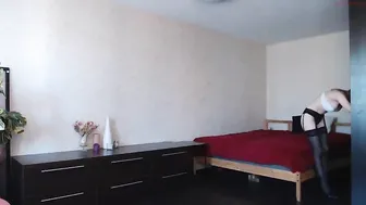 louloues hot prostitute masturbating pussy with her hand