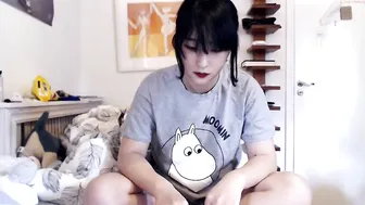 moyyango cute girl shows the body