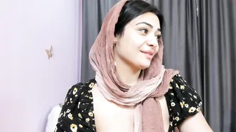 moroccan_diamond desired woman fucks herself with fingers