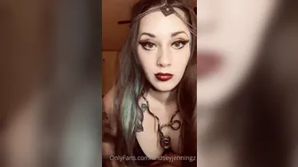 lindseyjenningz busty lady masturbates shaved pussy