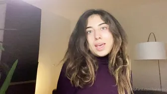 karaxaen juicy bitch caresses the clitoris